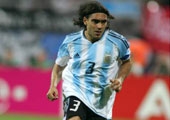 Nationalité : ArgentineAge :30 ansDate de naissance :05 Mai 1976Lieu de naissance :Buenos AiresTaille :1m71Poids :68 kgPied :GaucherPoste :DéfenseurClub actuel :Villarreal CF